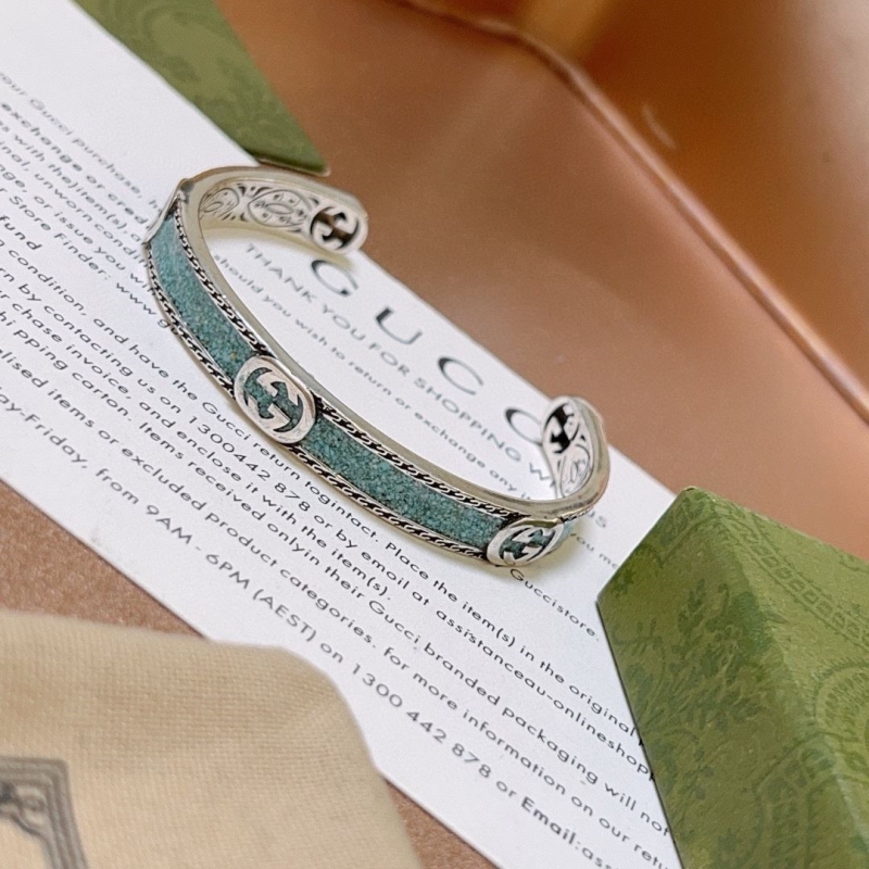 G*u*i bracelets